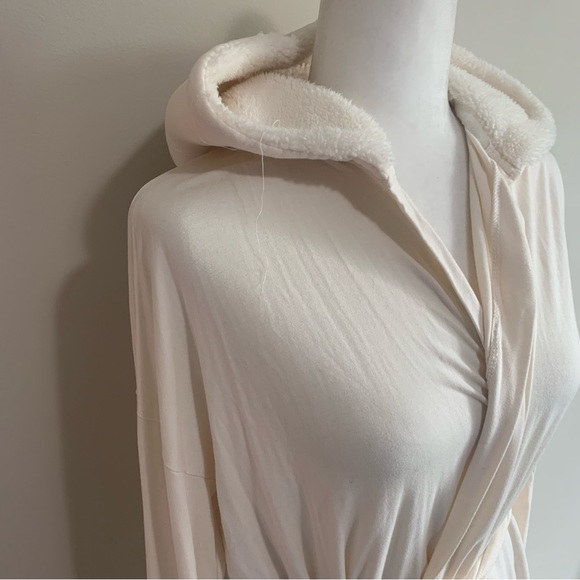 Pure Fiber Soft Sherpa Lounge Belted Hooded Robe - Picture 6 of 11